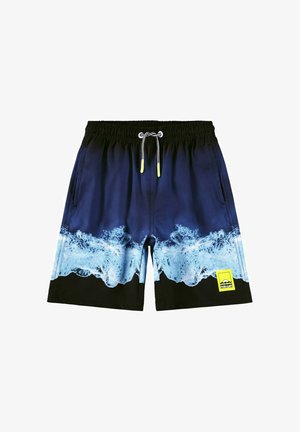 Short de bain bleu marine avec un motif de vagues en bleu clair. Taille élastique avec cordon de serrage, poches latérales, et un écusson du logo de la marque jaune.