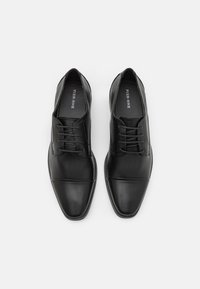 Pier One Elegantni čevlji z vezalkami - black