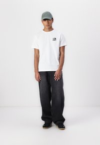 The North Face BIALETTI TEE UNISEX - Apdrukāts T-krekls - white