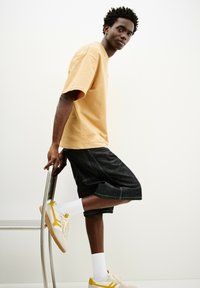 PULL&BEAR SHORT SLEEVE TEXTURED WEAVE - Tricou basic - mustard yellow