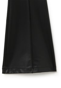 Zwarte imitatieleren rok met een gladde textuur, met een recht model en subtiele stiksels langs de zoom. Geen zichtbare patronen of hardware.