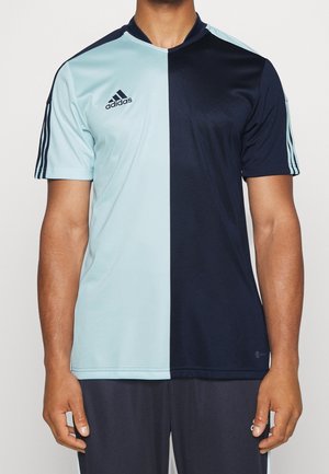 Kurzarmtrikot, vertikal geteilt in Hellblau und Dunkelblau, mit Adidas-Logo, Kragen und drei Streifen auf den Schultern.