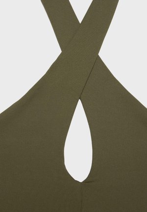 Olivgrüner Stoff mit einem überkreuzten Design, das in der Mitte eine schlüssellochförmige Öffnung bildet.