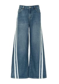 Plati mėlynos džinsinės kelnės su baltomis šoninėmis juostelėmis, turinčios klasiką penkių kišenių dizainą ir priekinį mygtuko uždarymą.