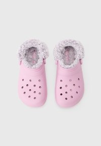 Rosa Slipper-Clogs mit Belüftungsöffnungen und weichem hellgrauen Fleece-Futter, von oben auf einem schlichten weißen Hintergrund betrachtet.