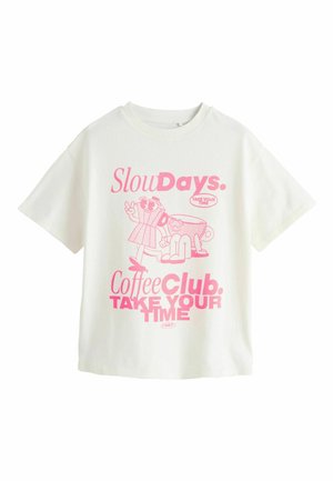 Tricou alb din bumbac cu un imprimeu grafic mare roz, reprezentând o băutură și o cană, cu textul „SlowDays. Coffee Club. IA-ȚI TIMPUL” în fonturi jucăușe.