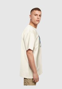 Merchcode THINKING COMIC HEAVY  - Camiseta estampada - sand