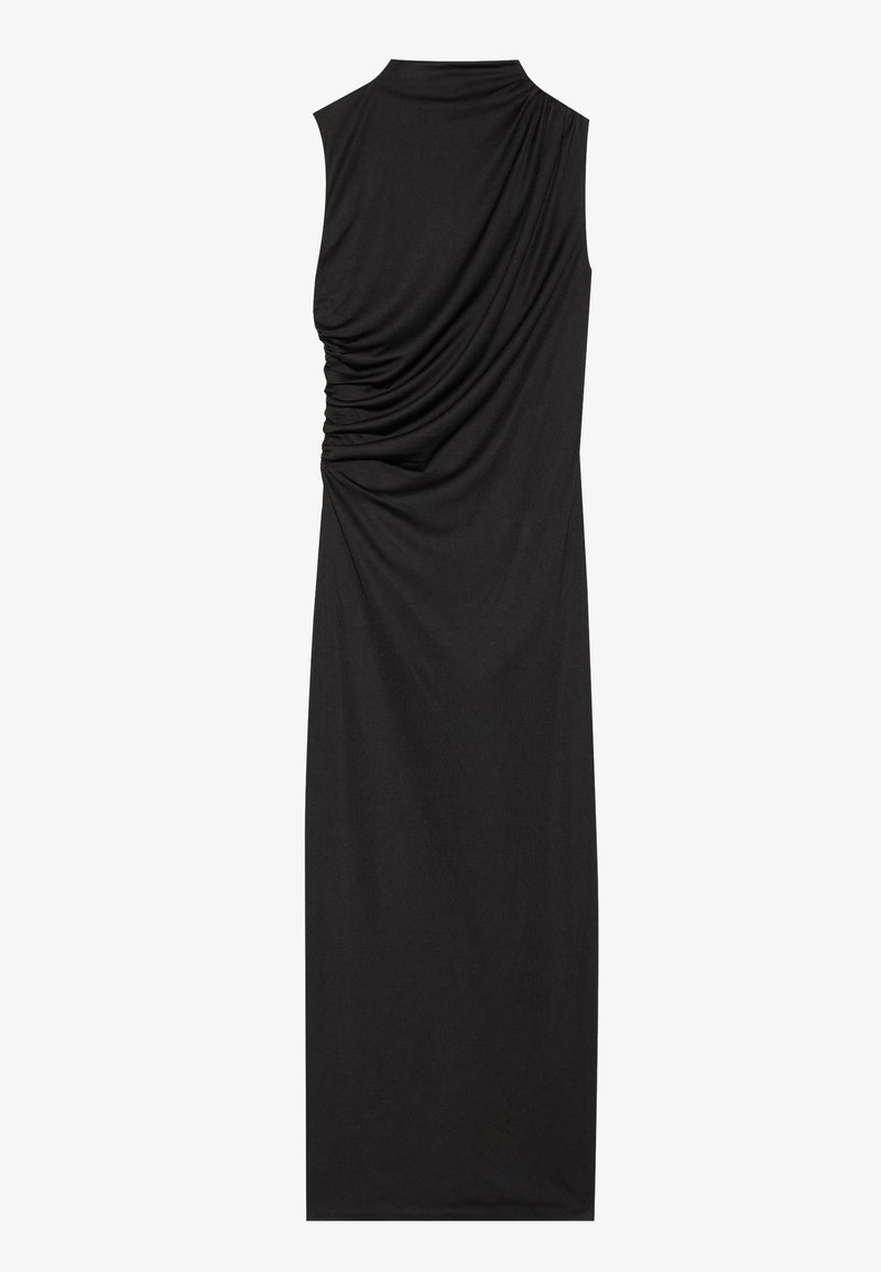 Vestito nero senza maniche realizzato in tessuto morbido, con scollatura alta e texture arricciata lungo la schiena, creando una silhouette aderente.