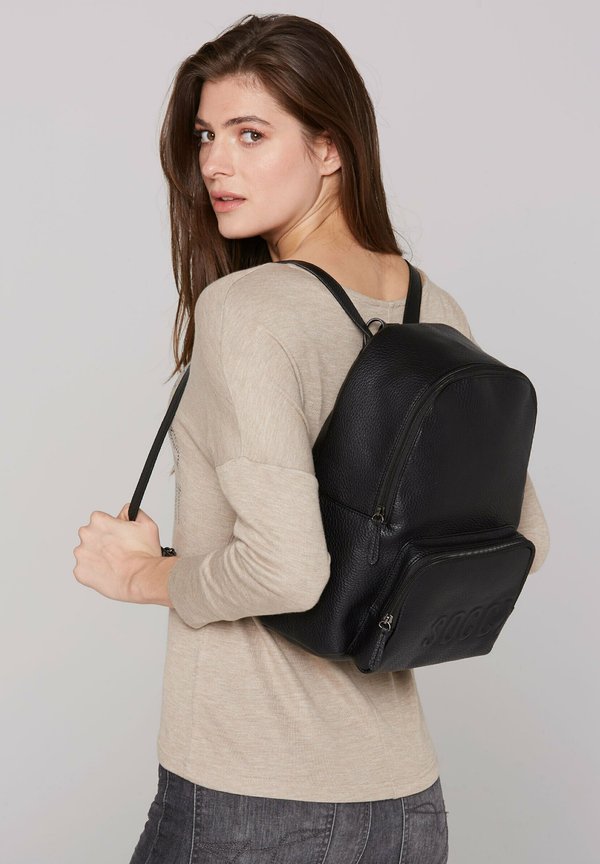 AUS GENARBTEM MIT LOGO-PRÄGUNG - Tagesrucksack