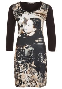 Robe à manches longues avec un haut noir et un bas imprimé d'images, textures et motifs ton sépia évoquant des bobines de film et des portraits.