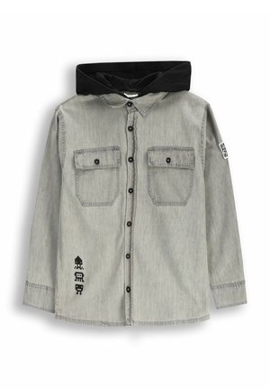 Szara koszula z denimu z czarnym kapturem, z dwoma kieszeniami na piersi, zapięciem na guziki i wzorem w stylu pikselowym przy dolnej krawędzi.
