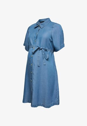 Kortærmet blå denim graviditetskjole med knapper foran, krave og bindebånd i taljen på hvid baggrund.