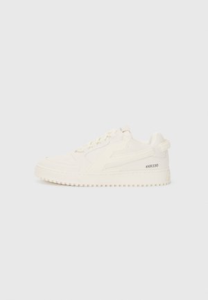 Baskets blanches avec un cuir texturé et des accents lisses. Elles présentent une boîte à orteils perforée, des lacets plats et un estampillage "#XR330" sur le côté.