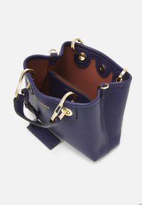 Borsa a secchiello in pelle viola con hardware dorato, esterno texturizzato, chiusura superiore con cordoncino e tasca interna marrone.