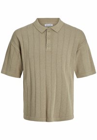 Khaki väri polo-paita, jossa on lyhyet hihat, ribattu pinta, kolmipainikeen nappilista ja pehmeä neulemateriaali. Brändilogo näkyy kauluksessa.