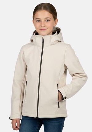 Beige softshelljack met capuchon, ritssluiting aan de voorkant en zijzakken. Zwarte ritssluitingdetail en logo-accent op de linker mouw. Soepele textuur.