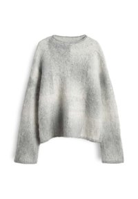 Grauer und weißer übergroßer Pullover aus weichem, flauschigem Material, mit Rundhalsausschnitt und langen Ärmeln in lockerer Passform.
