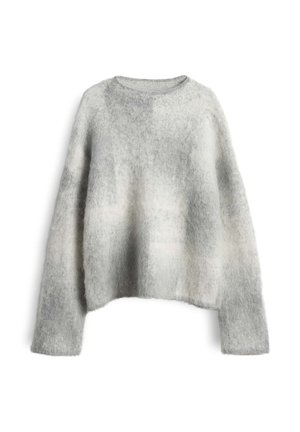 Grijs en witte oversized trui gemaakt van zacht, pluizig materiaal, met een ronde halslijn en lange mouwen met een ontspannen pasvorm.