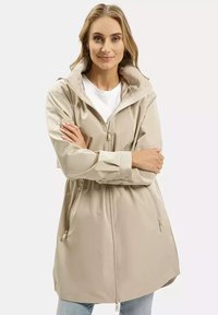 Beżowa wodoodporna kurtka z kapturem, na zamek, z dwoma przednimi kieszeniami i regulowanym pasem. Gładka tekstura i casualowy design.
