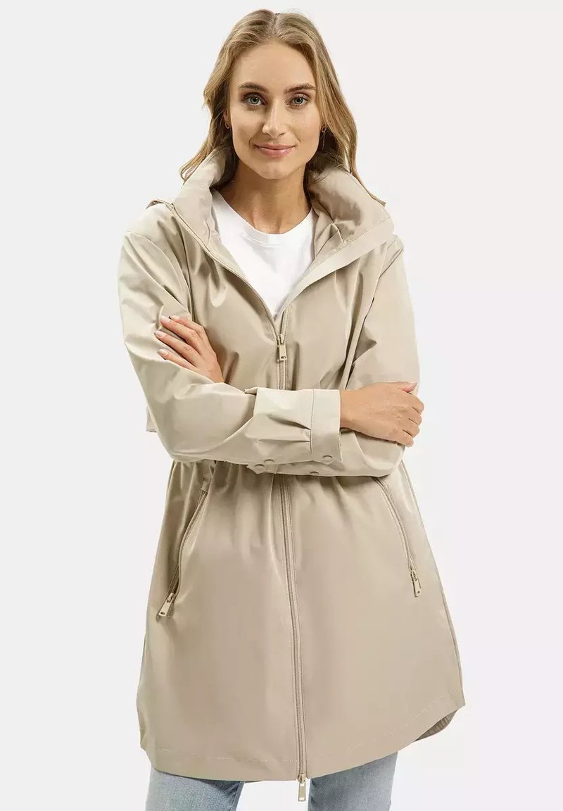 Beżowa wodoodporna kurtka z kapturem, na zamek, z dwoma przednimi kieszeniami i regulowanym pasem. Gładka tekstura i casualowy design.