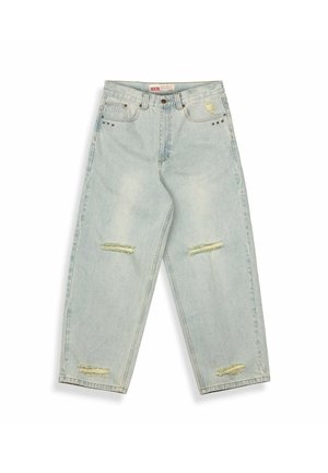 Jeans de mezclilla azul claro con un ajuste relajado, que presentan desgastes en las rodillas, dobladillos desflecados y estilo de cinco bolsillos con remaches de metal.