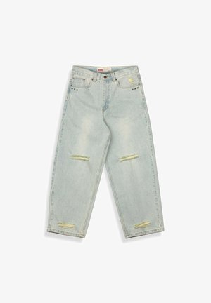 Lichtblauwe denim jeans met een relaxte pasvorm, voorzien van slijtageplekken op de knieën, rafelige zoom en vijf-pocketstijl met metalen klinknagels.