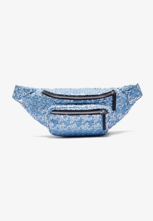 Banane en tissu bleu recouverte de sequins argentés avec deux compartiments zippés horizontaux et une sangle réglable.