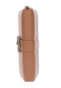 Skórzana torebka w kolorze brązowym z dekoracyjnym zapięciem w kształcie złotej głowy lwa i zamkiem błyskawicznym na górze, pokazana z boku.