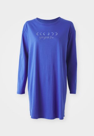 Långärmad blå bomullst-shirtklänning med rundad halsringning och grafik med månfas och texten "i månens ljus" i vitt.