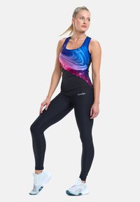 Leggings negre asociate cu un top fără mâneci, având un design cu un gradient de la albastru la roz, modele de stele și accente albe cu logo.