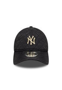 Čierna prešívaná baseballová čiapka s vyšitým béžovým logom NY, zakriveným okrajom a nastaviteľným pásikom vzadu.