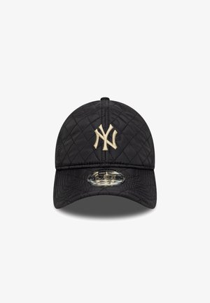 Schwarze gesteppten Baseballmütze mit einem eingestickten beigen NY-Logo, gebogenem Schirm und verstellbarem Riemen hinten.