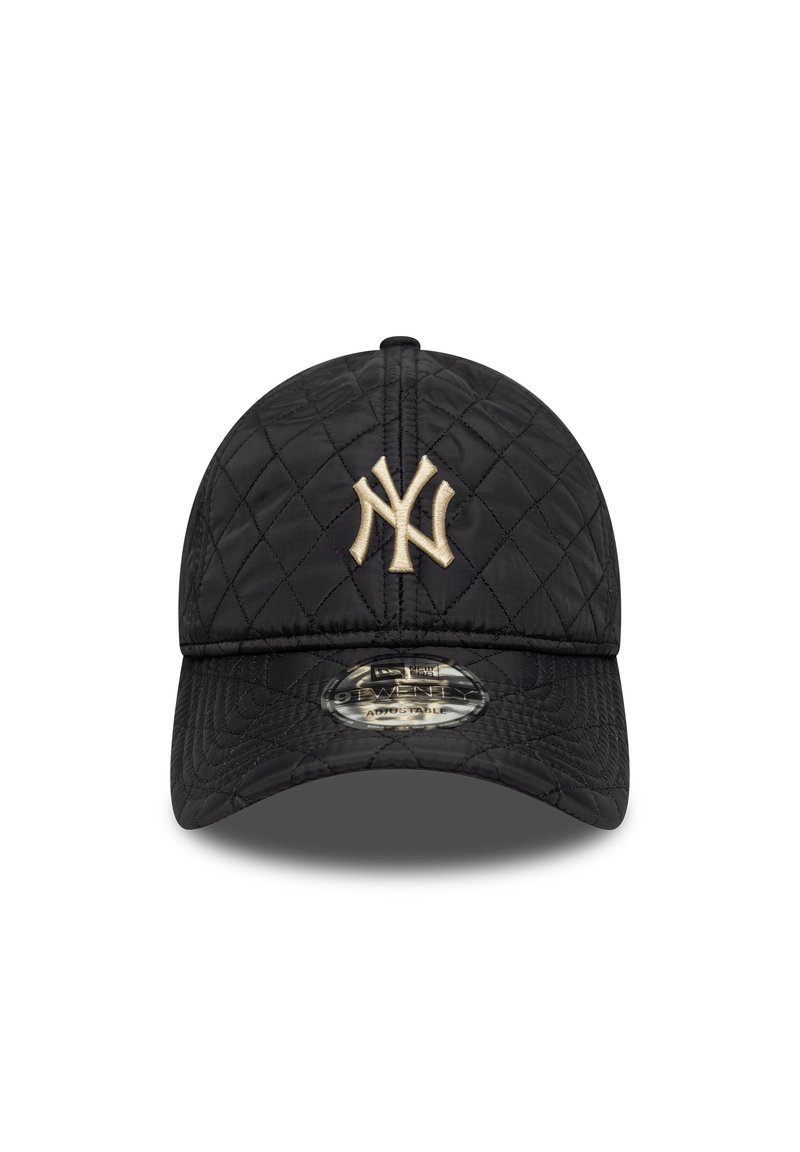 Čierna prešívaná baseballová čiapka s vyšitým béžovým logom NY, zakriveným okrajom a nastaviteľným pásikom vzadu.