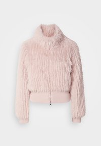 Roze nepbont cropped jasje met een hoge kraag, geribde manchetten en een ritssluiting aan de voorkant. Gegevenseerd oppervlak met verticale strepen.