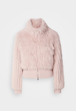 Veste cropped en fausse fourrure rose avec un col haut, des détails en bord-côte aux poignets et une fermeture éclair à l'avant. Surface texturée avec des rayures verticales.