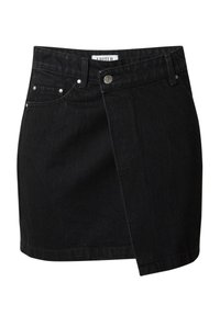 Schwarzer Jeans-Minirock mit figurbetontem Design, der über ein dezentes Wickel-Detail, Fronttaschen und silberne Beschläge am Bund verfügt.