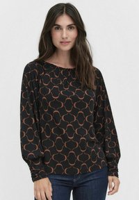 Langärmlige schwarze Bluse mit einem geometrischen orangen Muster, aus leichtem Stoff gefertigt. Verfügt über einen runden Ausschnitt und geraffte Details an den Schultern.