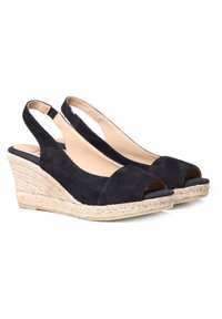 Sandali wedge in suede nero con punta aperta, design slingback e tacco in juta naturale. Texture liscia e costruzione minimalista.