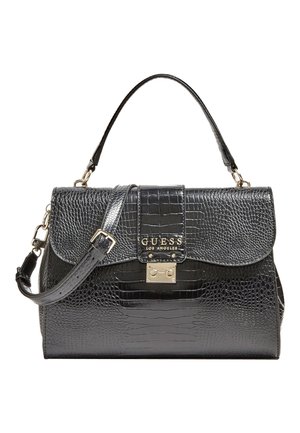 Czarna torebka ze skóry z fakturą krokodyla, z górnym uchwytem, regulowanym paskiem na ramię, złotym zamkiem i logo „GUESS Los Angeles” na przednim klapie.