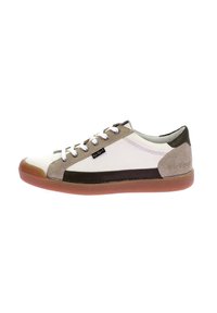 Zapatilla de cordones con una combinación de cuero blanco, ante gris y acentos en verde oscuro. Presenta una puntera de goma redondeada y lados texturizados.
