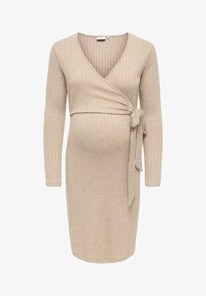 Megzta nėščiųjų suknelė švelniai gelsvos spalvos su briaunota tekstūra, V formos iškirpte, ilgomis rankovėmis ir su užrišamu šonu.