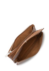 Portafoglio in pelle marrone con un esterno liscio e un interno foderato. Presenta una chiusura con zip e più scomparti per l'organizzazione.