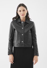 Schwarze Lederjacke mit Kragen, Druckknopfverschluss und zwei vorderen Taschen. Verfügt über eine glatte Textur und einen verkürzten Schnitt.