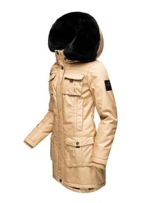 Beige parka dengan tudung hitam berlapis faux fur, penutup zip dan snap, beberapa poket depan, dan lengan berkain ribbed. Material sintetik yang licin.