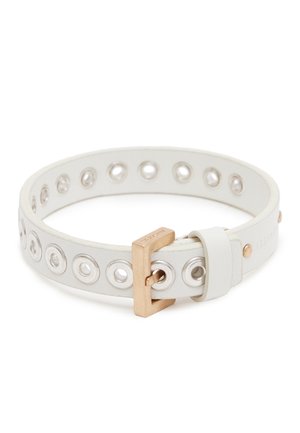 Bílý kožený náramek se stříbrnými průchodkami a obdélníkovou zlatou sponou, položený na bílém pozadí.