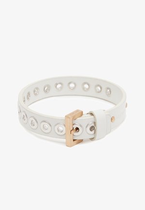 Biały skórzany bransoletka z srebrnymi przelotkami i prostokątną złotą klamrą, ułożona na płasko na białym tle.