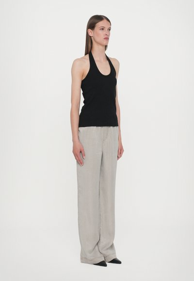CLOSED NECK HOLDER - Linne - black