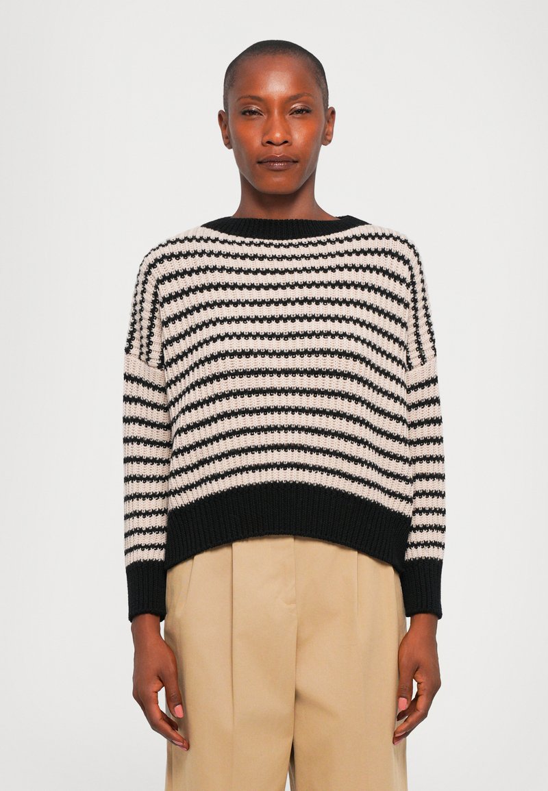 Strikket genser med svarte og beige horisontale striper, rund hals, brede korte ermer og ribbestrikket kant. Strukturert, avslappet passform.