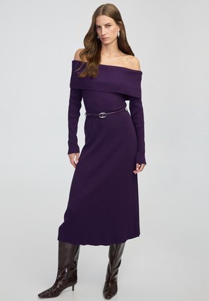OFF-THE-SHOULDER - Abito in maglia - purple