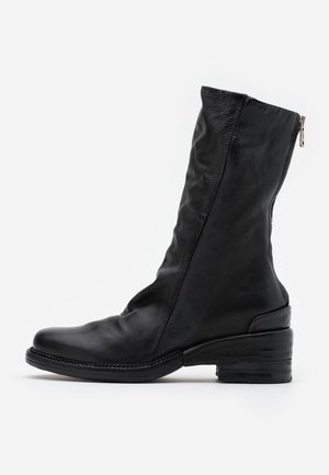 Botte noire en cuir mi-mollet avec bout arrondi, petit talon empilé et fermeture éclair à l'arrière, présentée sur fond blanc uni.